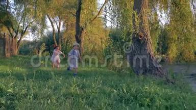 活跃的童年，快乐的孩子们在日落时在<strong>村子</strong>里奔跑玩耍